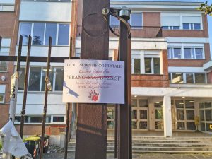 Rete studenti medi Lazio - Il cartello di fronte la scuola di Laura Papadia