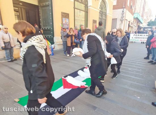 Civitavecchia - il sit-in promosso da Anpi davanti al Traiano