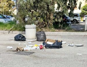 Civitavecchia - discariche a cielo aperto nel piazzale antistante la Chiesa di Pantano