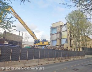 Civitavecchia - Demolita la prima palazzina Ater in via XVI Settembre