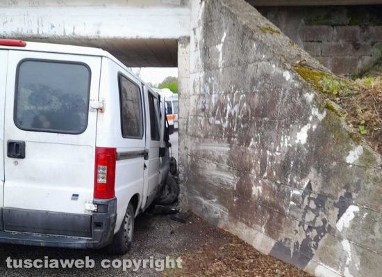 Vetralla - Furgone contro il pilastro di un ponte in strada Campogiordano