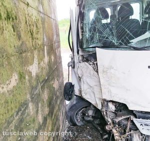 Vetralla - Furgone contro il pilastro di un ponte in strada Campogiordano