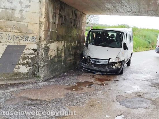 Vetralla - Furgone contro il pilastro di un ponte in strada Campogiordano