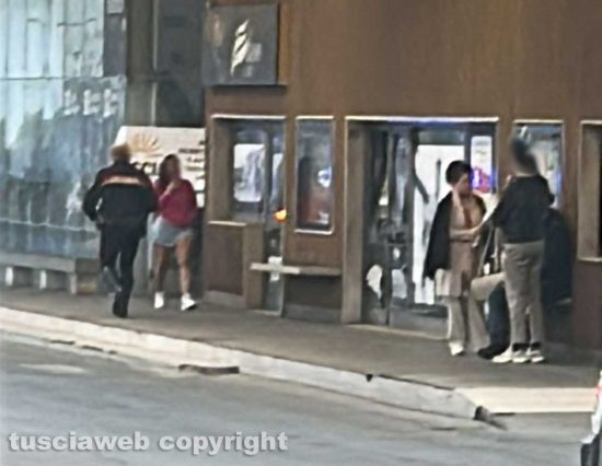 Viterbo - Carabinieri e sindaca Frontini a piazza dei Caduti