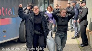 Mattatoio occupato ad Acquapendente, animalisti portati in questura