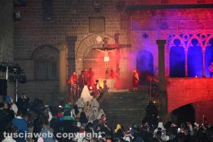 Viterbo - La processione del Cristo morto e la crocifissione a piazza San Lorenzo