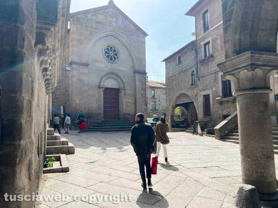 Pasqua: pochi turisti, info point per i pellegrini chiuso e fontane a mezzo servizio - Piazza San Pellegrino