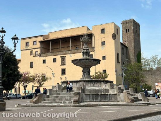 Pasqua: pochi turisti, info point per i pellegrini chiuso e fontane a mezzo servizio - Piazza della Rocca