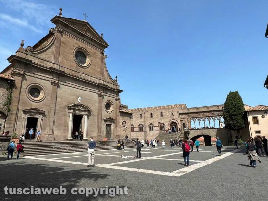 Pasqua: pochi turisti, info point per i pellegrini chiuso e fontane a mezzo servizio - Piazza San Lorenzo