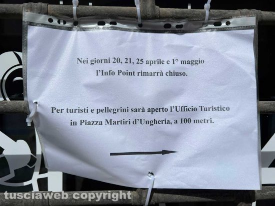 Pasqua: pochi turisti, info point per i pellegrini chiuso e fontane a mezzo servizio - L'info point appena inaugurato e in questi giorni chiuso