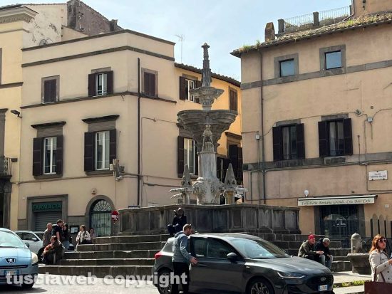 Pasqua: pochi turisti, info point per i pellegrini chiuso e fontane a mezzo servizio - Piazza Fontana Grande