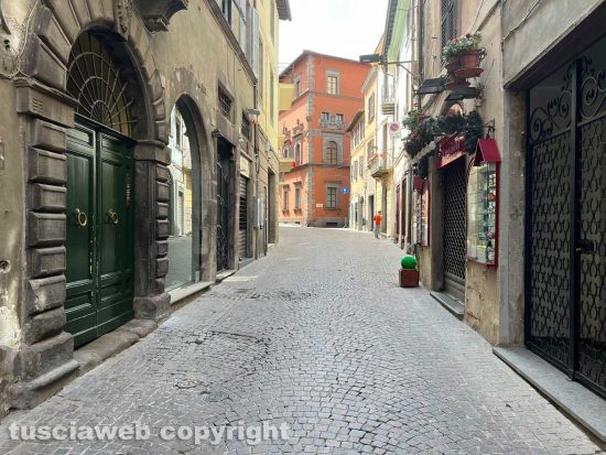 Pasqua: pochi turisti, info point per i pellegrini chiuso e fontane a mezzo servizio - Via Saffi