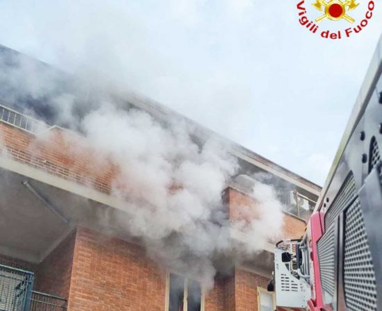Santa Marinella - A fuoco un appartamento in via delle Colonie