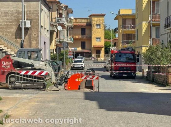 Civita Castellana - Palazzine evacuate - I vigili del fuoco