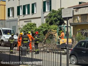 Civita Castellana - Palazzine evacuate - Tecnici e vigili del fuoco