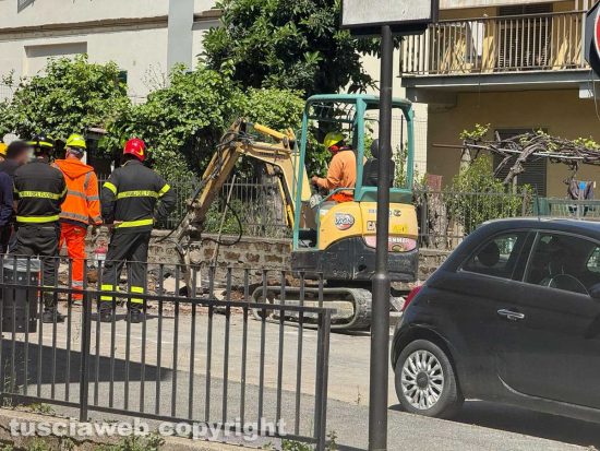 Civita Castellana - Palazzine evacuate - Tecnici e vigili del fuoco