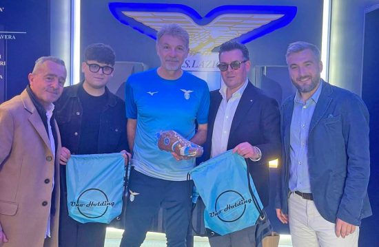 Formello - Consegnati gli scarpini di puro cioccolato della Cimina Dolciaria ai giocatori della Ss Lazio - Con il mister Marco Baroni