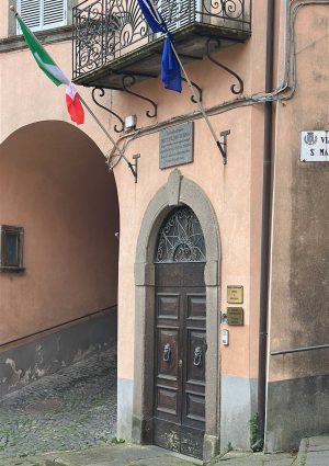 Montefiascone - La porta del comune chiusa sabato 26 aprile