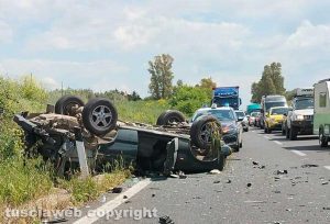 Pescia Romana - Due auto cappottano sull'Aurelia