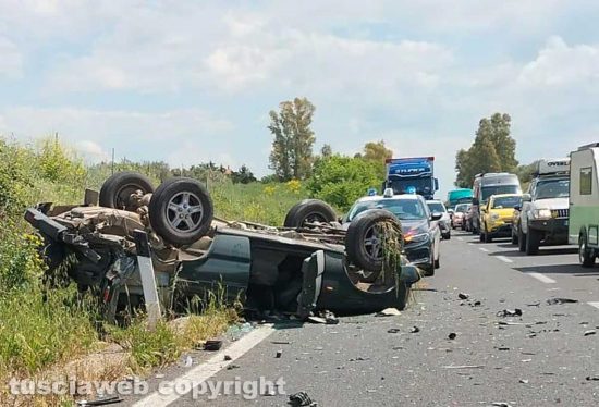 Pescia Romana - Due auto cappottano sull'Aurelia 