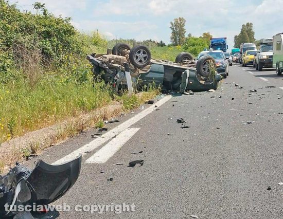 Pescia Romana - Due auto cappottano sull'Aurelia 