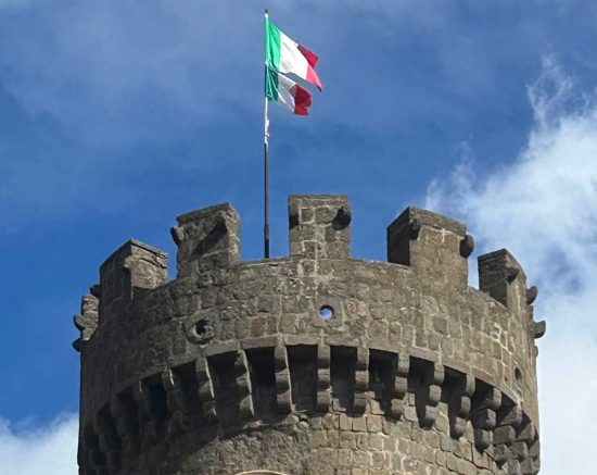 Bagnaia - Due bandiere in cima alla torre civica