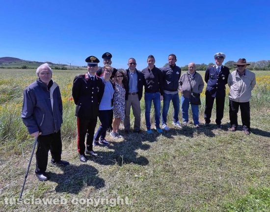 Valentano - la delegazione sul luogo dove cadde l'aereo del tenente Joe Howard Canion nel 1944