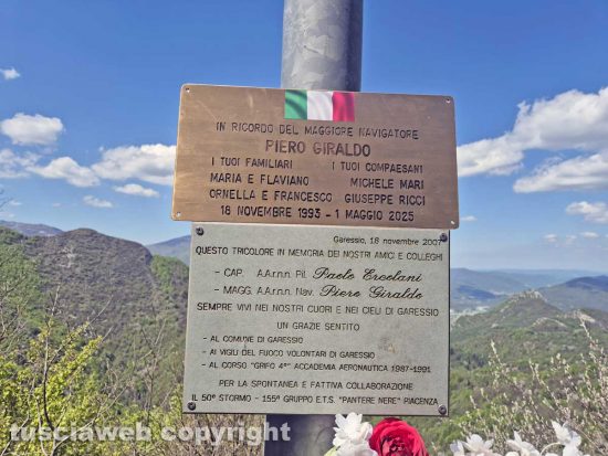 Garessio - Il luogo dell'incidente del Tornado - Le targhe in ricordo del maggiore Piero Giraldo e del capitano Paolo Ercolani