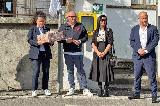 L'installazione del defibrillatore a Fastello