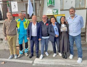 L'installazione del defibrillatore a Fastello