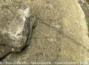 Montefiascone - Sassi contro le auto in sosta