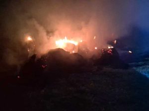 Tarquinia - Balle di fieno in fiamme lungo l'Aurelia bis