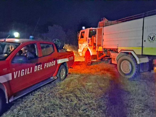 Tarquinia - Balle di fieno in fiamme lungo l'Aurelia bis