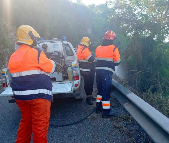 Tarquinia - incendio bordo carreggiata in strada Alberata