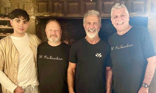 Mel Gibson a Viterbo - Il secondo da sinistra è Francesco Maria Buzzi (FdI)