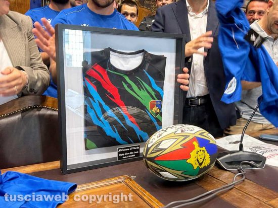 Viterbo - Palla e maglia ufficiale dei Lions Alto Lazio Rugby