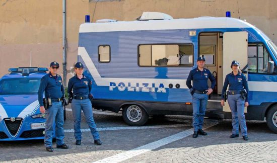 Camper e auto della polizia