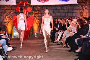 Viterbo - La prima edizione di Donne in Fiore, la sfilata di moda degli stilisti internazionali