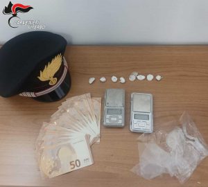 Cocaina e bilancini sequestrati