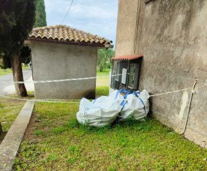 Rifiuti nel cimitero di Gallese