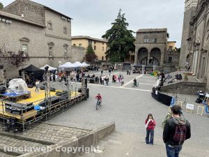 Viterbo - A spasso per Tuscia Fantasy, una manifestazione a macchia di leopardo - Piazza San Lorenzo alle 16,39 di ieri pomeriggio
