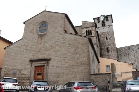 Viterbo – Il campanile della chiesa di San Sisto con l’orologio coperto dall’erba