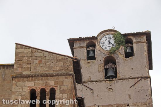 Viterbo – Il campanile della chiesa di San Sisto con l’orologio coperto dall’erba
