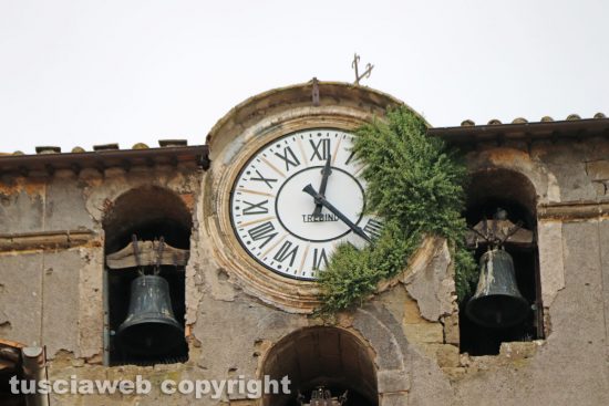 Viterbo – Il campanile della chiesa di San Sisto con l’orologio coperto dall’erba