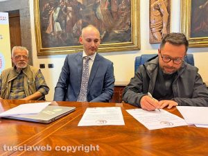 La sottoscrizione del patto tra Antonio Biagioli, Jacopo Giammatteo e don Paolo Chico