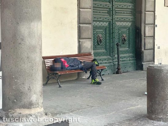 Viterbo - I portici di palazzo dei Priori trasformati dormitorio