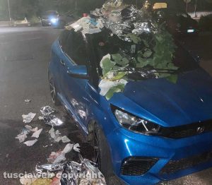 Viterbo - Auto sommersa dai rifiuti alla Quercia