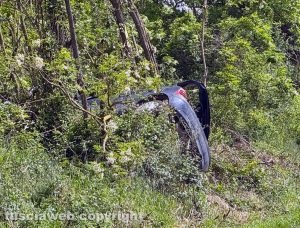 Teverina - Auto si ribalta e va a finire tra gli alberi, un ferito
