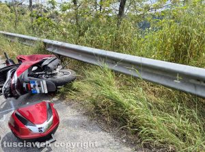 Sbanda con lo scooter e finisce in un dirupo, grave centauro