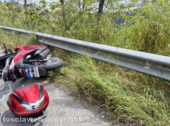Sbanda con lo scooter e finisce in un dirupo, grave centauro